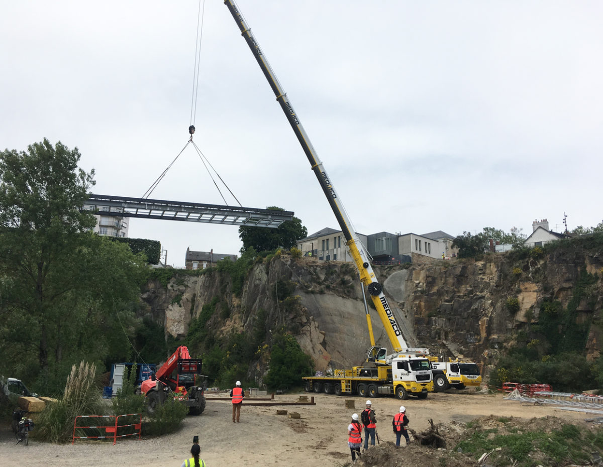 Une grue géante dans la carrière Miséry du Bas Chantenay