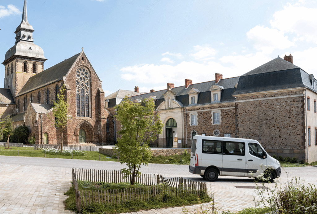 phytolab-saint-gildas-des-bois-place-abbatiale-02