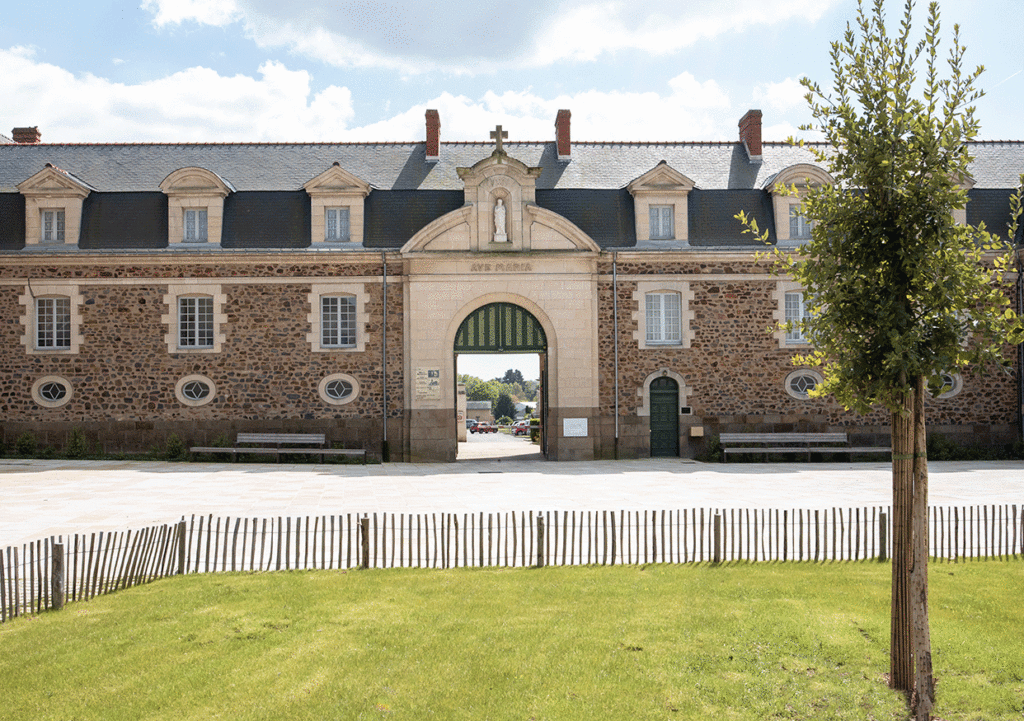 phytolab-saint-gildas-des-bois-place-abbatiale-03