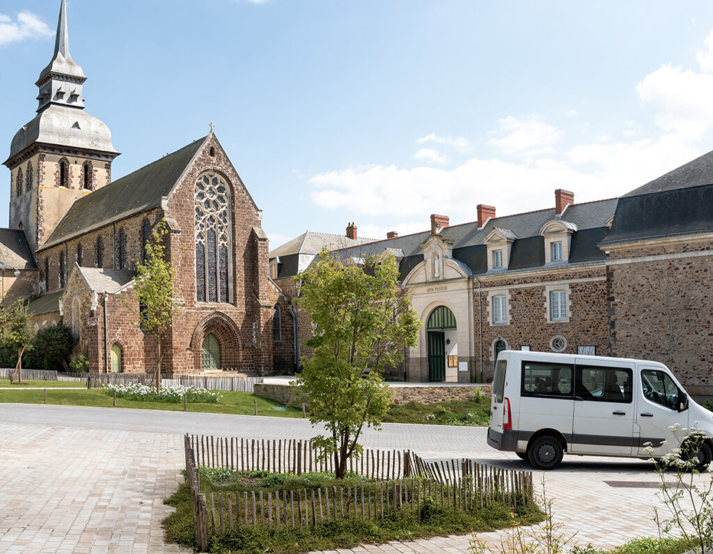 phytolab-saint-gildas-des-bois-place-abbatiale-avril2023